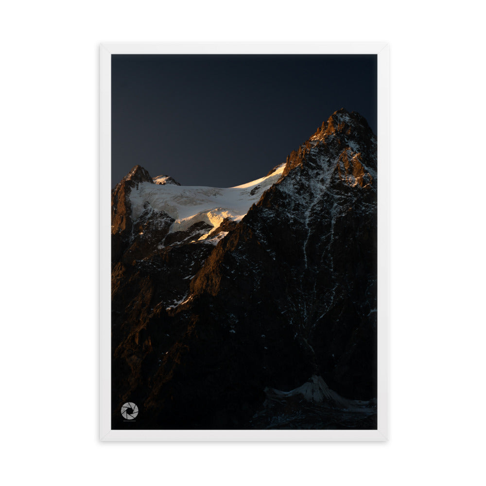 Image d'un crépuscule en montagne, une œuvre de Brad_Explographie, parfaite pour représenter la majesté et la grandeur naturelle des paysages alpins.