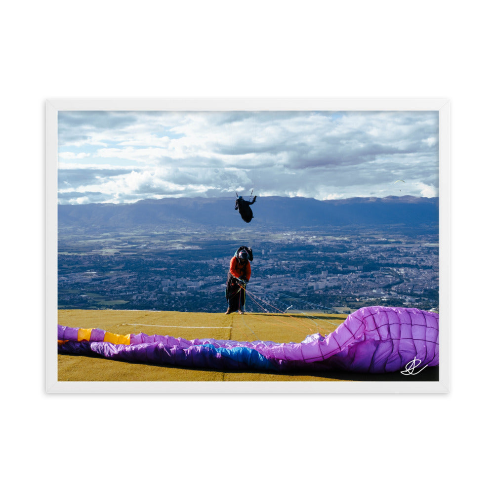 Image du poster "Préparation pour l'envol", une œuvre de Ilan Shoham, offrant une perspective unique entre terre et ciel dans l'aventure du parapente.