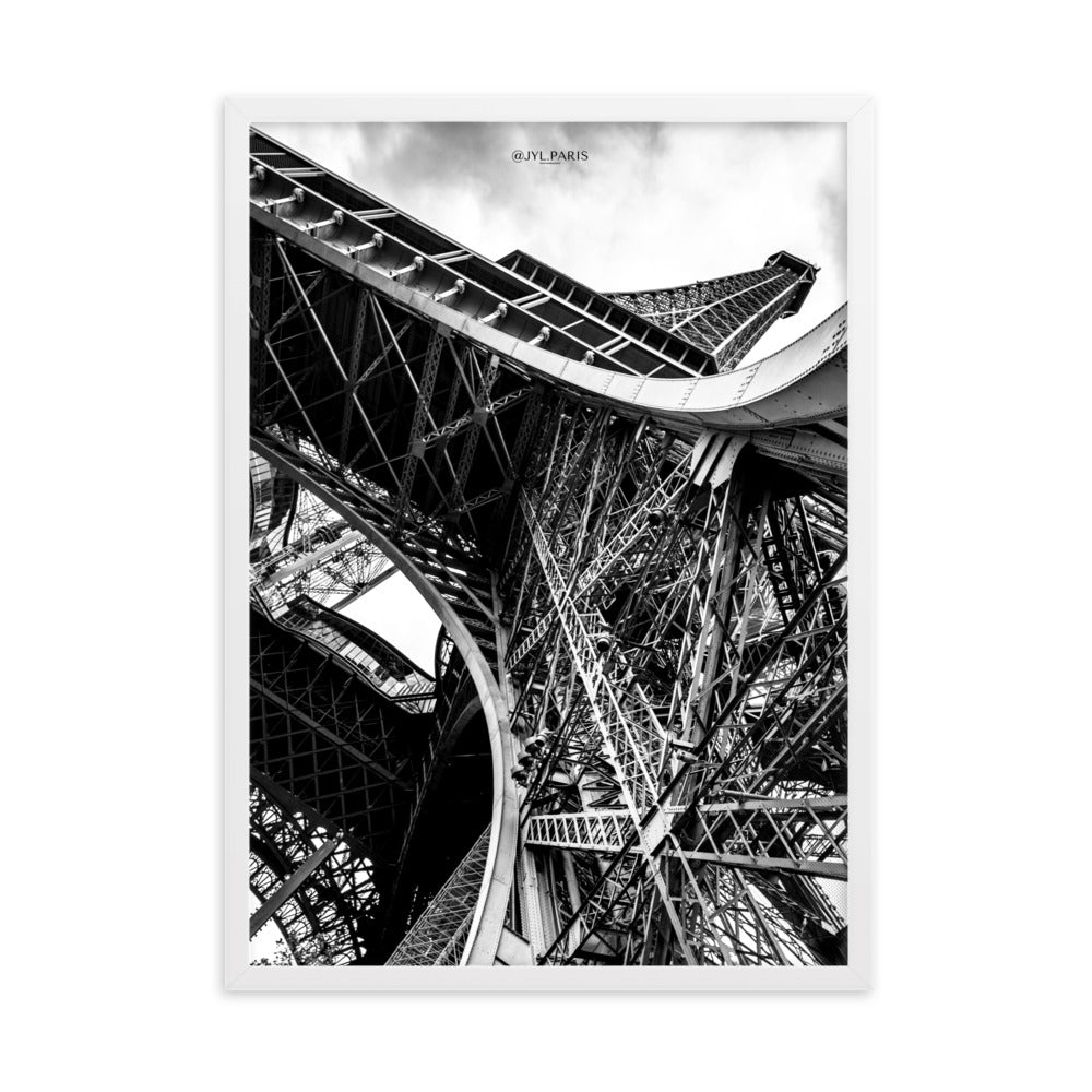 Image du poster "Entrejambe", une œuvre de JYL.PARIS, offrant une perspective unique de la structure de la Tour Eiffel en noir et blanc.