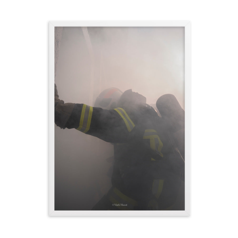 Vue du poster "Détermination", une œuvre de Math_Shoot FR, illustrant un pompier en pleine intervention, évoquant le sacrifice et le courage.