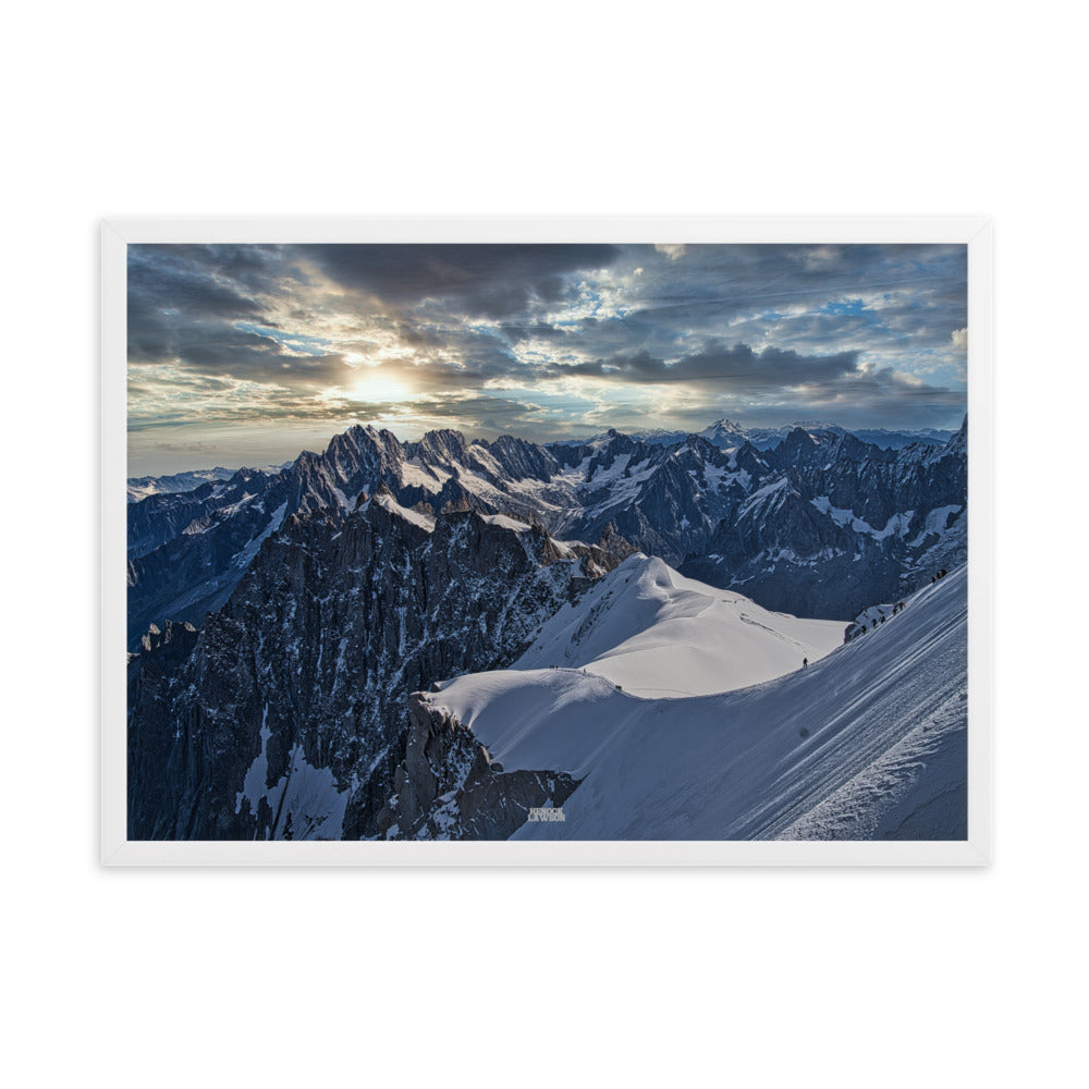Image du poster "L'Éveil des Titans" de Henock Lawson, dépeignant le spectacle naturel des Alpes au matin.