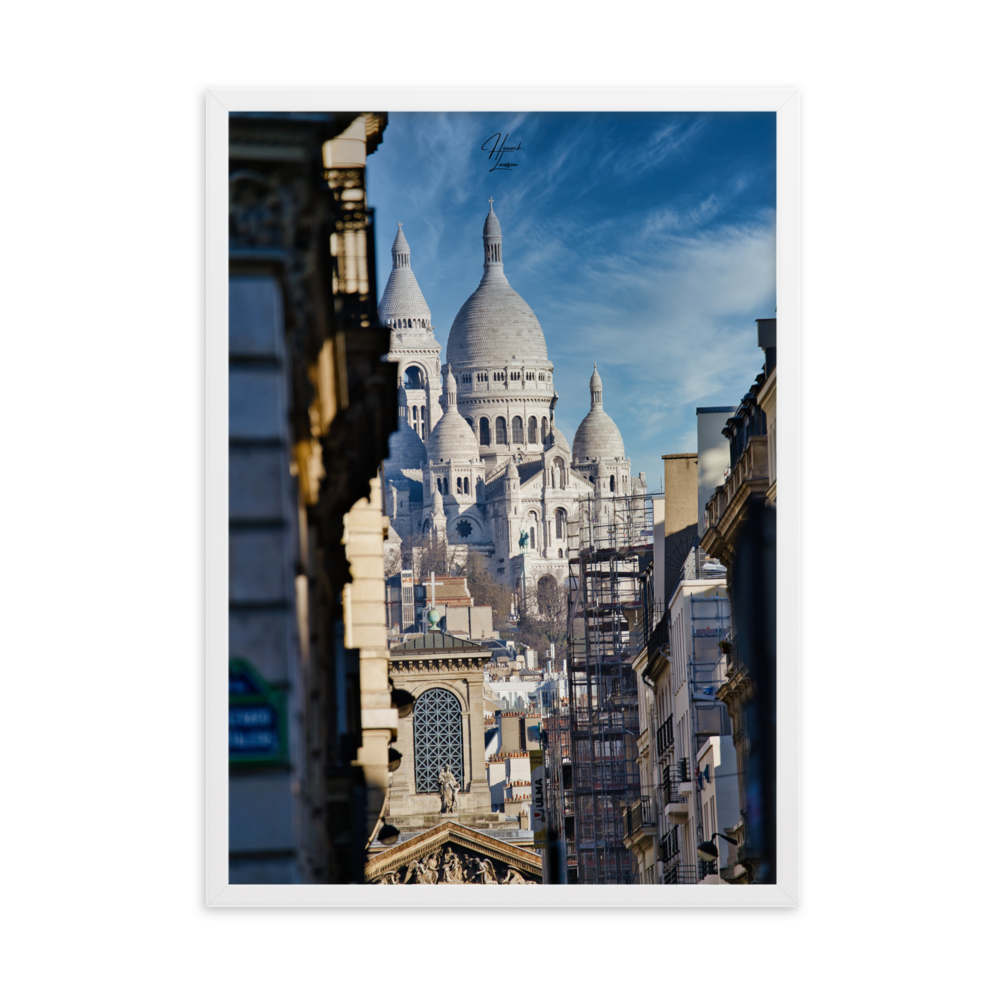 Photographie artistique du Sacré-Cœur à Montmartre, capturée par Henock Lawson, montrant la basilique emblématique surplombant Paris.