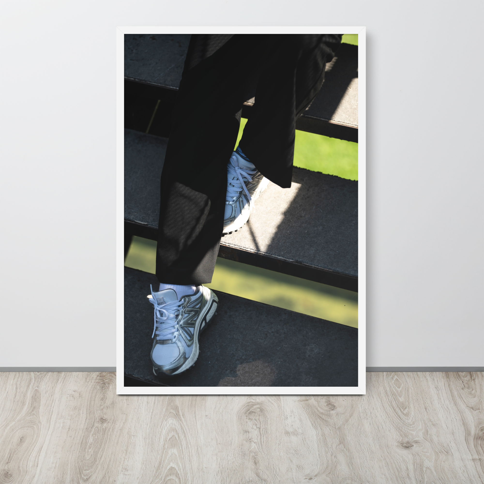 Poster 'New Balance' présentant une photographie d'une paire de baskets New Balance blanches portée par une femme sous une lumière naturelle.