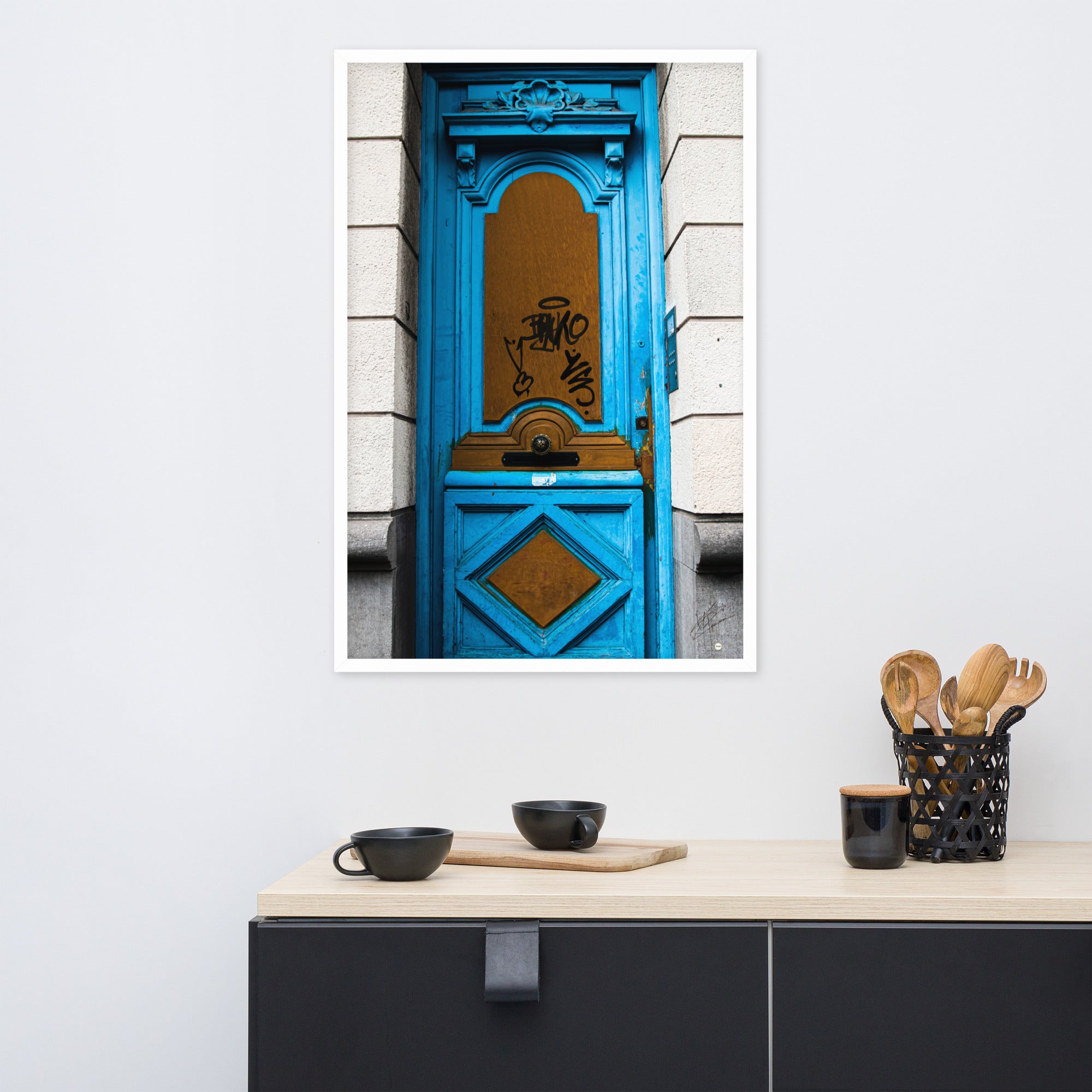 Photographie d'une élégante porte bleue, imprimée avec une précision muséale, capturant le mystère et l'intrigue de ce qui pourrait se trouver derrière elle.