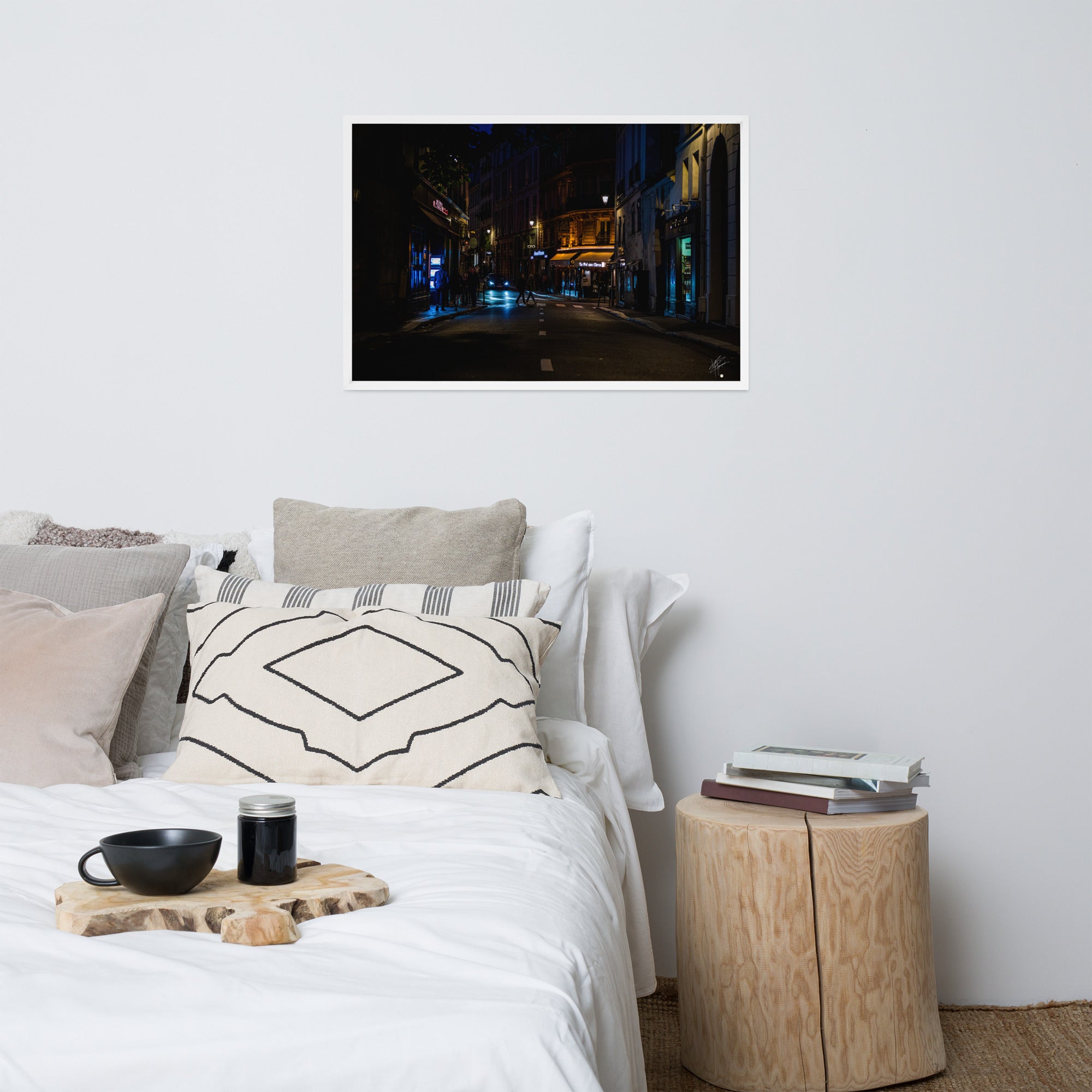 Photographie nocturne de la 'Rue Bonaparte' à Paris, capturant l'essence urbaine du 6ème arrondissement. Poster encadré et signé, reflétant le charme parisien authentique.