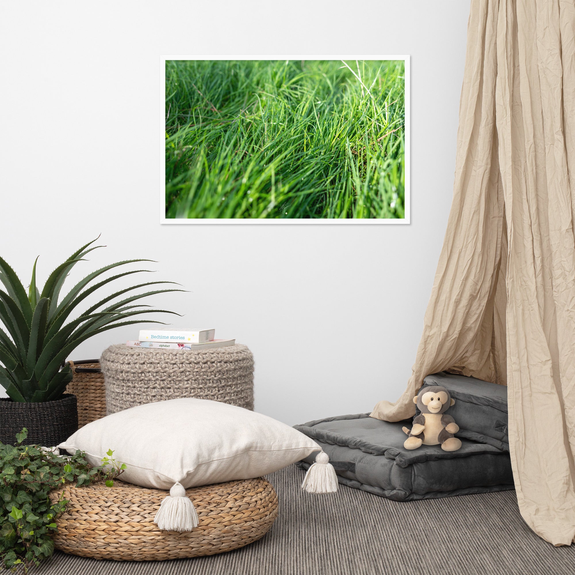 Photographie de 'Le Vent', montrant de l'herbe verte inclinée par une brise légère, encadrée dans un cadre en bois élégant.