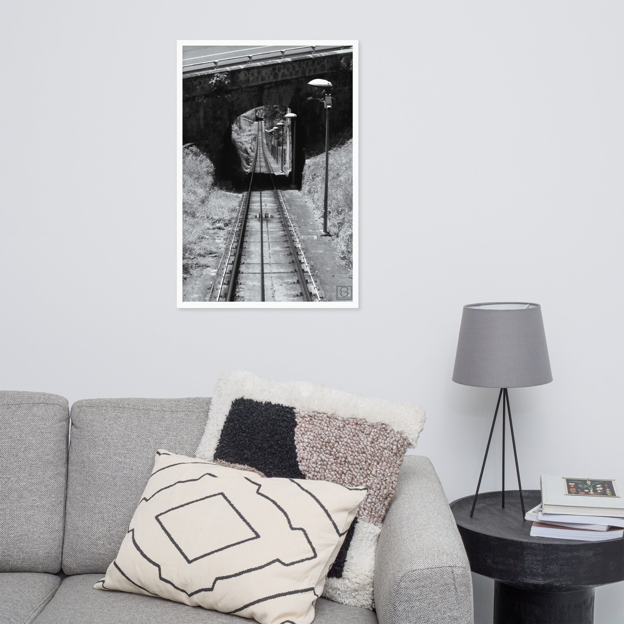 Photographie encadrée 'La Descente' par Hadrien Geraci, montrant une vue plongeante sur les rails du funiculaire Artxanda, impression de qualité musée sur papier mat épais.