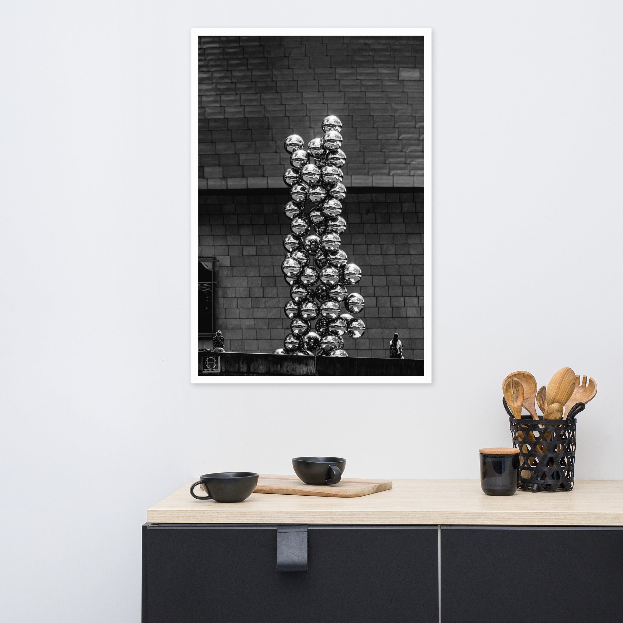 Photographie encadrée 'Le Grand Arbre et l’Œil N02' par Hadrien Geraci, mettant en scène deux individus interagissant différemment avec une œuvre d'art symbolique, impression de qualité musée sur papier mat épais.
