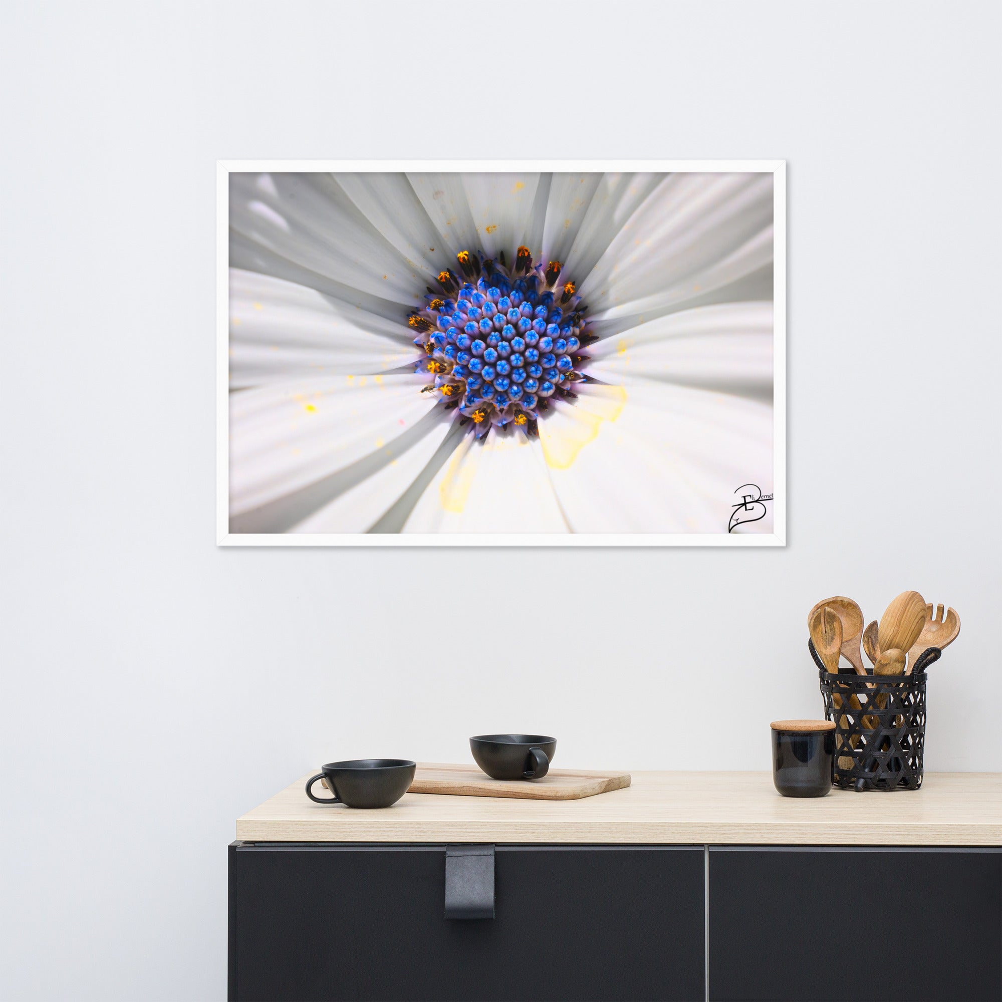 Poster macrophotographique 'Les Jupons de Marguerite' par Eli Bernet, révélant une immersion détaillée au cœur d'une marguerite, comme une abeille sur le point de butiner, encadrée élégamment pour un impact visuel naturel dans votre espace.