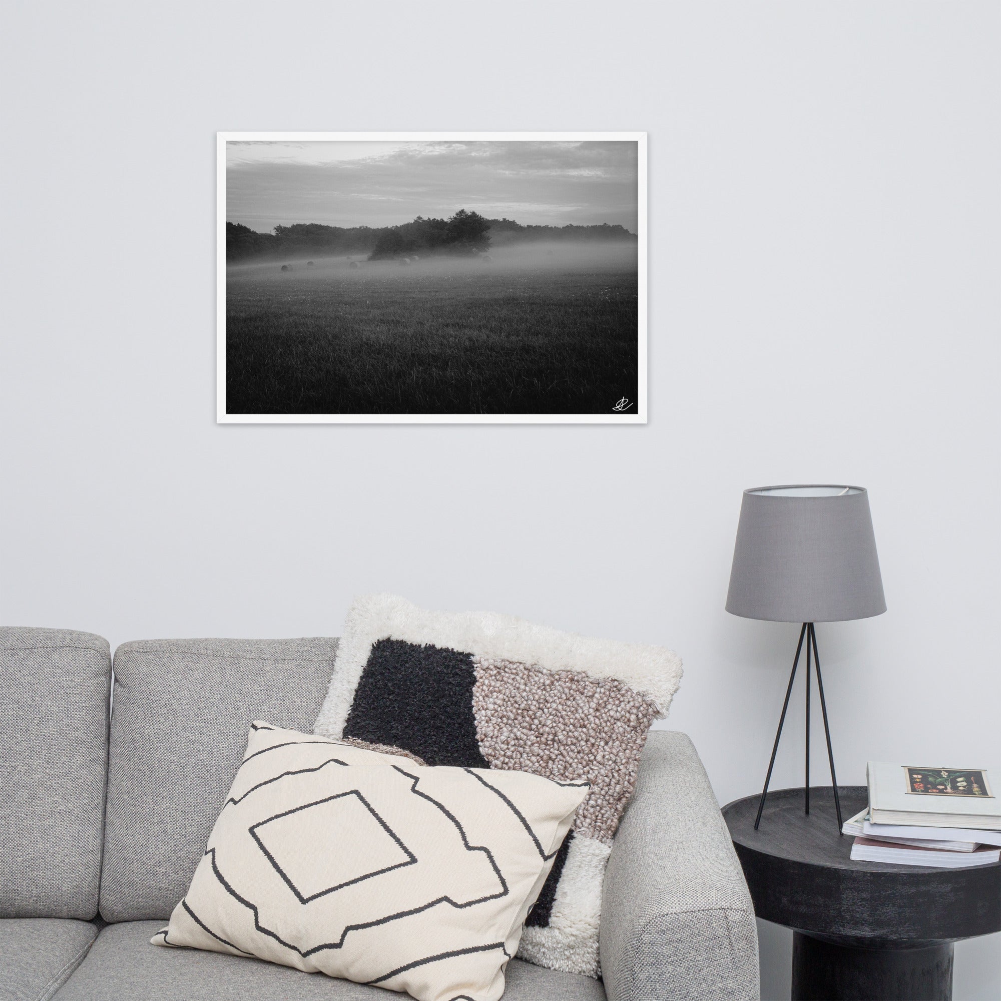 Photographie noir et blanc 'Brouillard' par Ilan Shoham, mettant en scène un paisible champ tourangeau où des ballots de paille émergent majestueusement du brouillard, incarnant la sérénité et la beauté mystique de la campagne française.