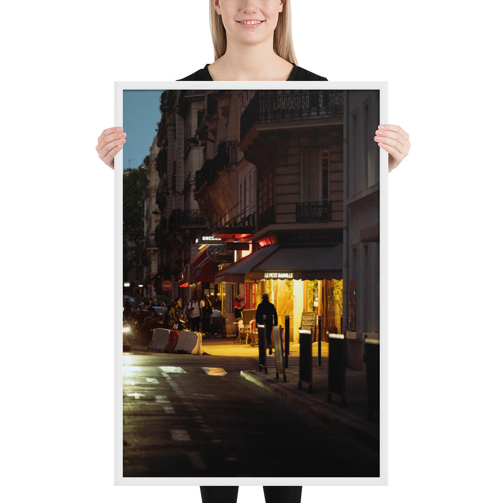 Poster encadré 'Nuit au Petit Banville' représentant une vue nocturne du restaurant 'Le petit Banville' avec passants et livreurs Uber