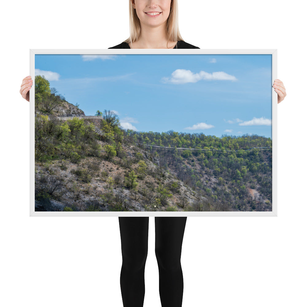 Photographie de 'Sécheresse', montrant un paysage d'Occitanie avec arbres verts et terre sèche, encadré pour une présentation élégante.