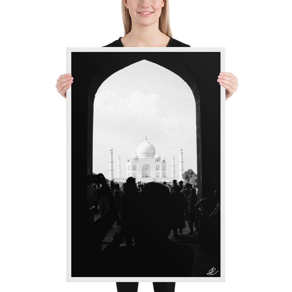 Photographie encadrée 'Taj Mahal' par Ilan Shoham, capturant l'agitation d'Agra avec le Taj Mahal serein à l'horizon, impression de qualité musée sur papier mat épais.