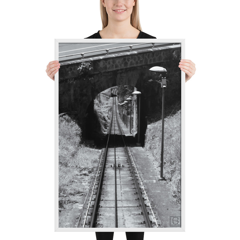 Photographie encadrée 'La Descente' par Hadrien Geraci, montrant une vue plongeante sur les rails du funiculaire Artxanda, impression de qualité musée sur papier mat épais.