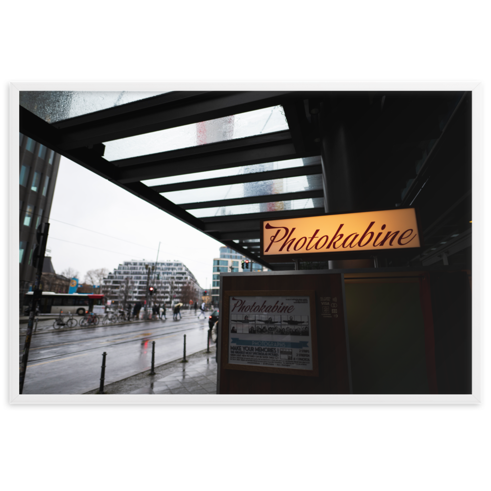 Poster mural - Photokabine – Photographie de rue à Berlin – Poster photographie, photographie murale et des posters muraux unique au monde. La boutique de posters créée par Yann Peccard un Photographe français.