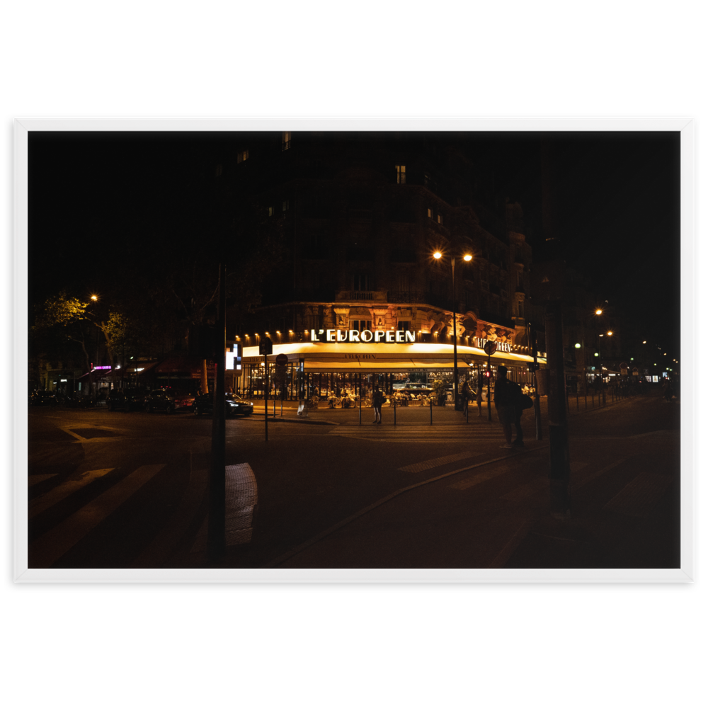 Poster mural et affiche - La terrasse du restaurant – Photographie de nuit d'une terrasse parisienne – Poster photographie, photographie murale et des posters muraux unique au monde. La boutique de posters créée par Yann Peccard un Photographe français.