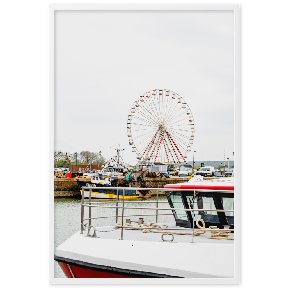 Poster de la photographie de la grande roue de Honfleur avec des bateaux en premier plan.