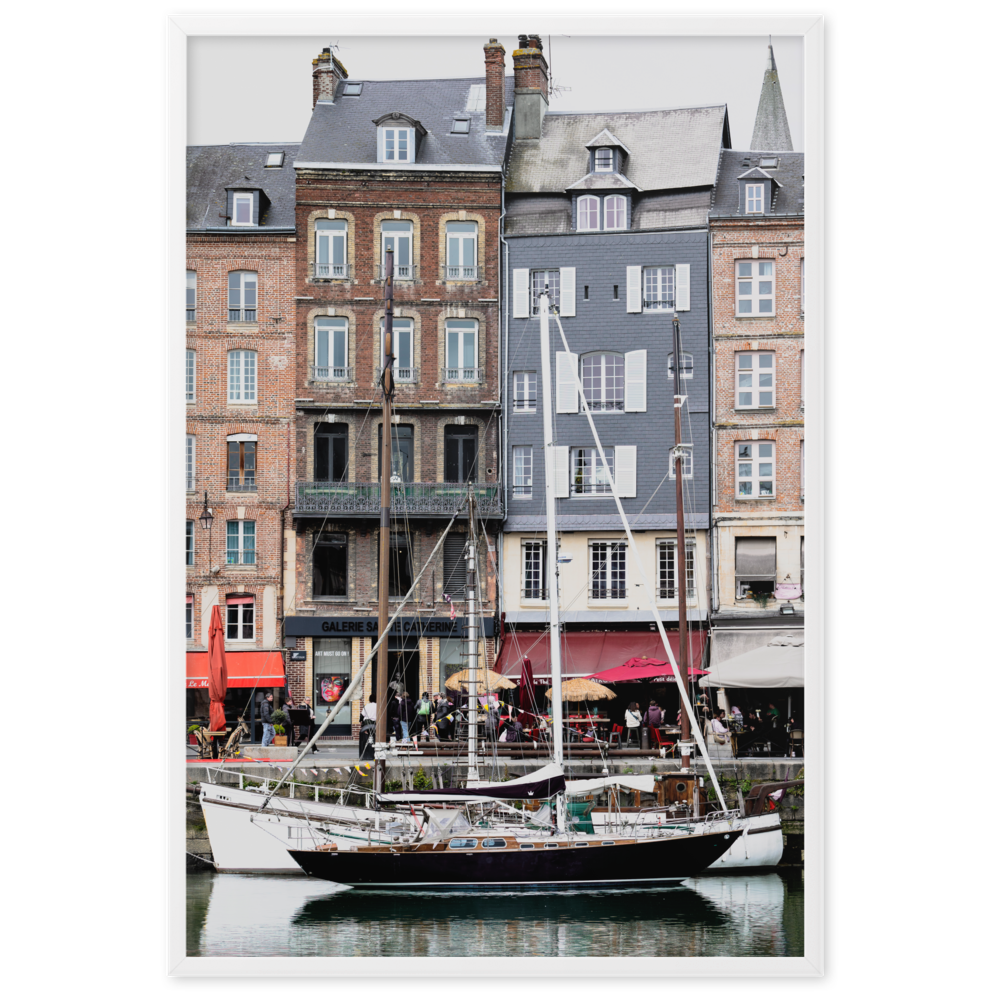 Poster de deux voiliers stationnés sur le port de plaisance de Honfleur.