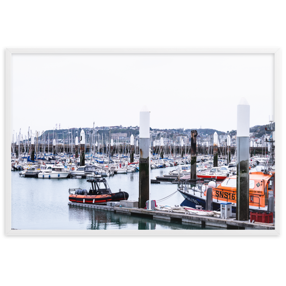 Poster d'une photographie de bateaux dans le port de plaisance du Havre avec un ponton endommagé par le feu.