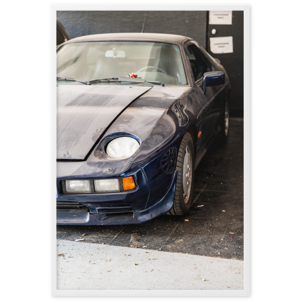 Poster d'une photographie d'une Porsche 928 poussiéreuse stationnée dans un coin discret.