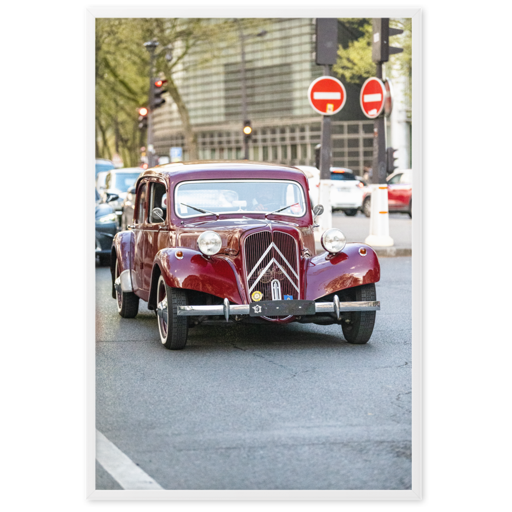 Poster de photographie d'une Citroën Traction Avant bordeaux stationnée dans les rues de Paris, près de l'Institut du Monde Arabe.