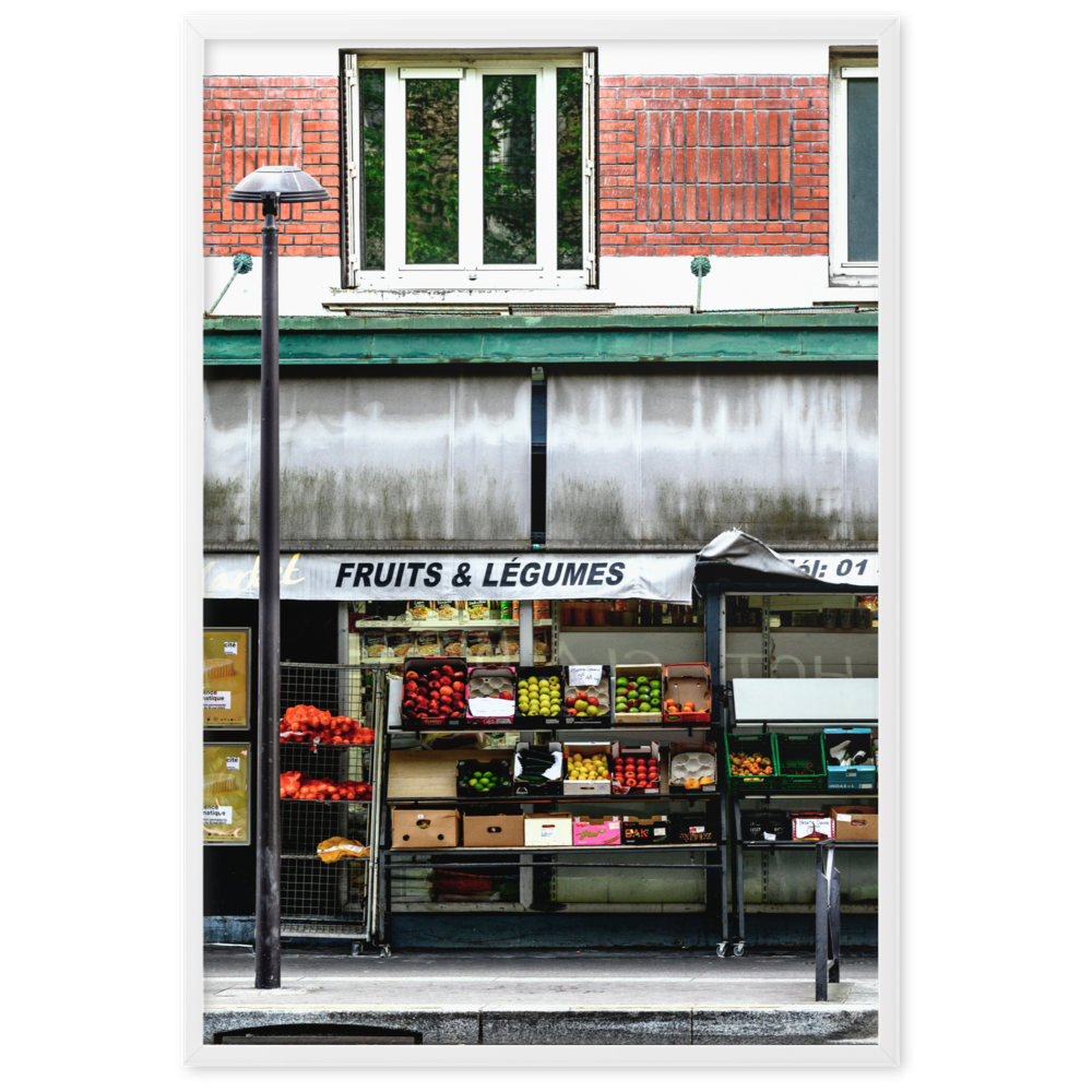 Photographie d'une façade d'épicerie colorée à Paris, vendant des fruits et des légumes frais.