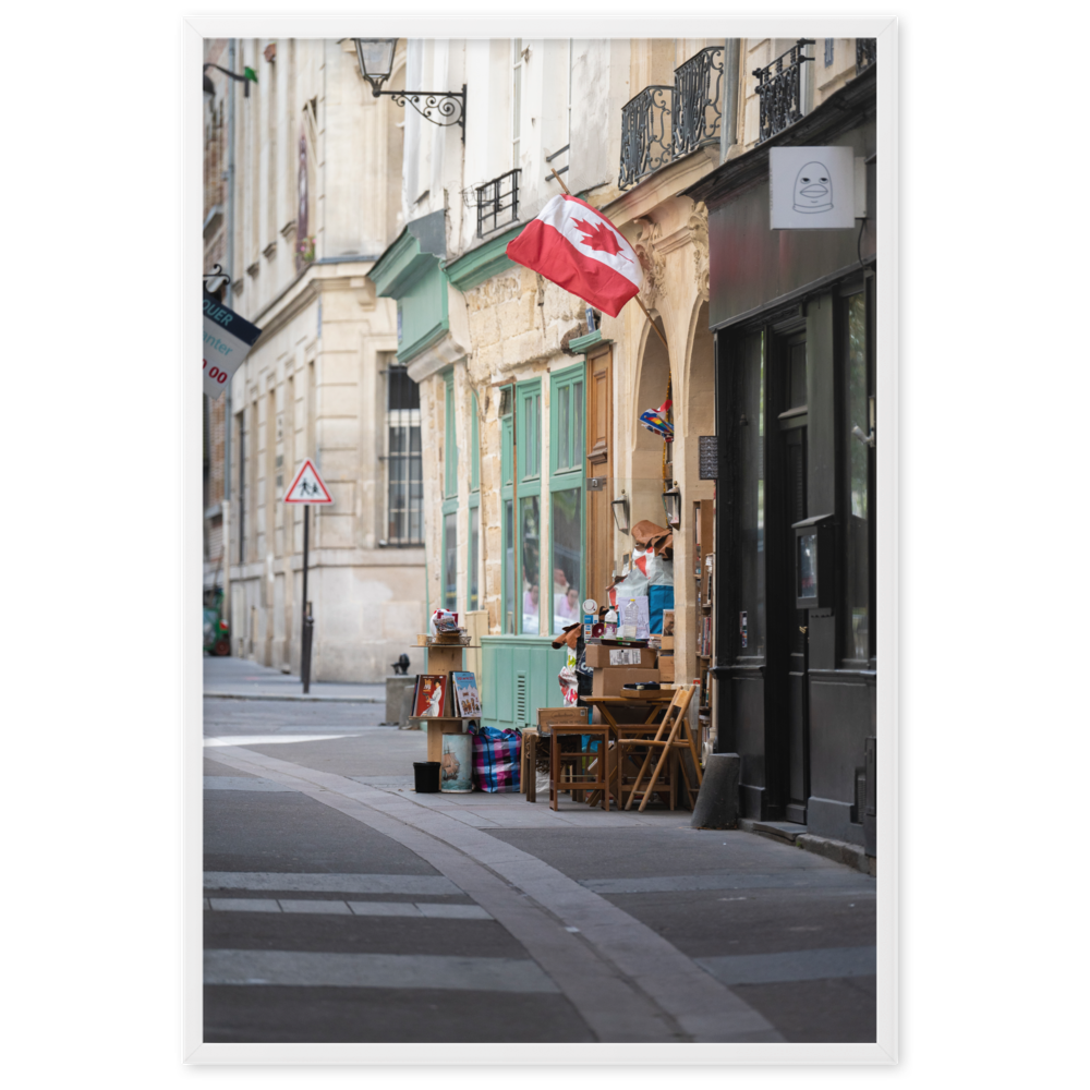 Photographie de rue à Paris avec divers objets disposés comme dans un vide-grenier.
