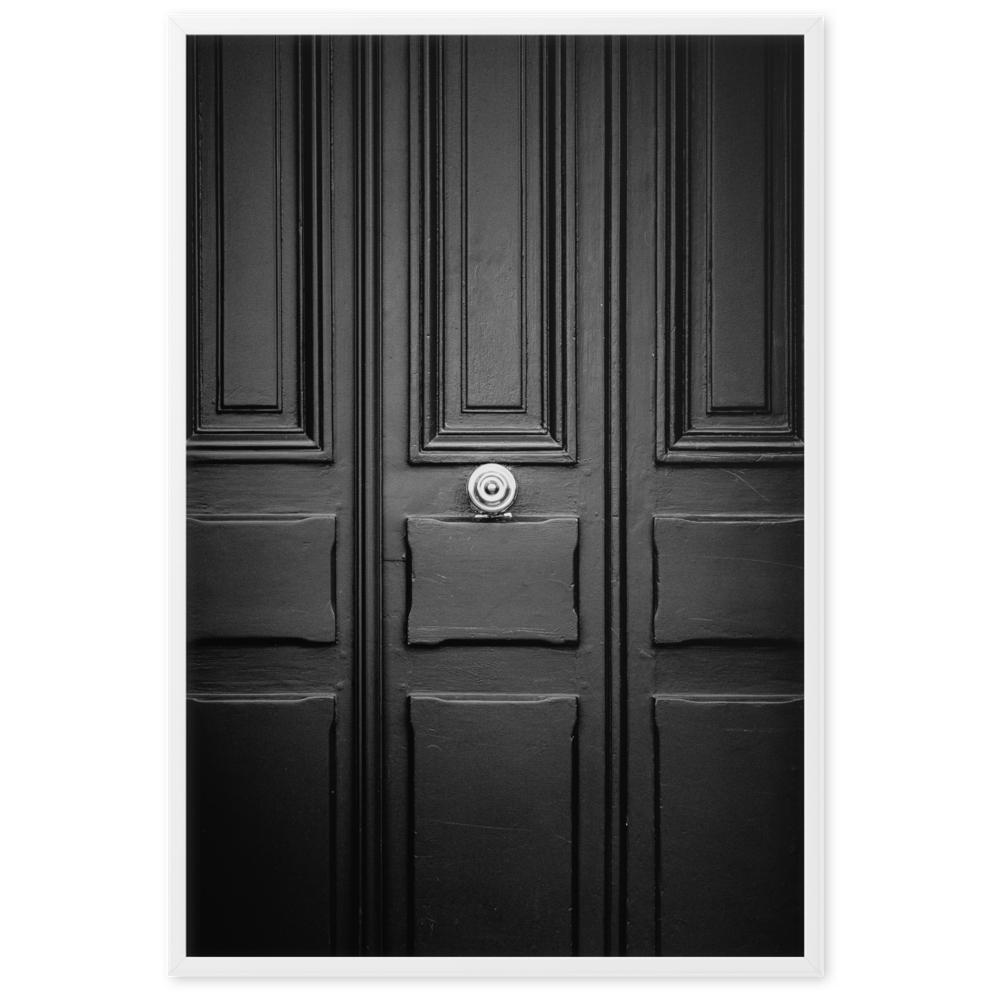 Poster de la photographie "Moderne", mettant en évidence une porte en bois, simple mais élégante, avec une poignée brillante au centre.
