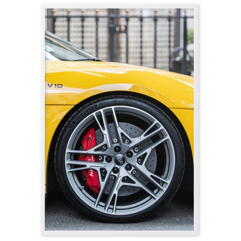 Poster de la photographie "Audi R8 V10 N03", mettant en évidence une jante de l'Audi R8 V10 de couleur jaune avec des freins en céramique.