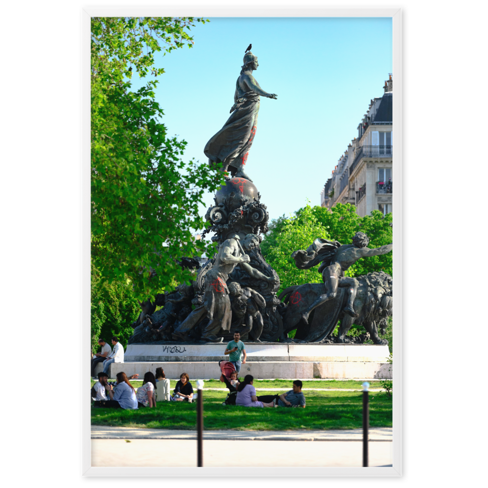 Poster de la photographie "Triomphe de la République et Anarchie", illustrant des statues représentant les triomphes de la république, marquées par des symboles anarchistes et des dessins obscènes.