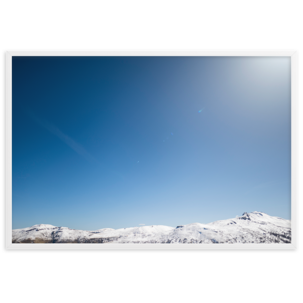 Poster de la photographie "Montagnes du Cantal N10", un vaste ciel bleu surplombant les montagnes enneigées du Cantal.