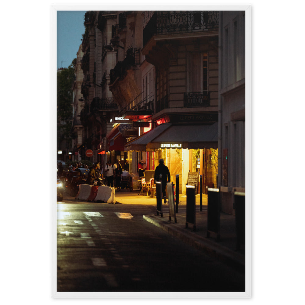 Poster encadré 'Nuit au Petit Banville' représentant une vue nocturne du restaurant 'Le petit Banville' avec passants et livreurs Uber