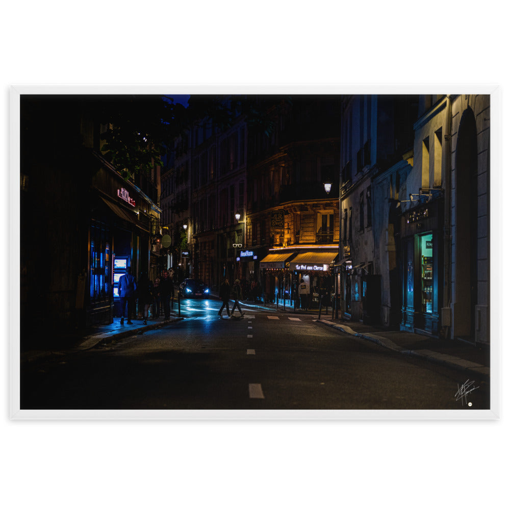 Photographie nocturne de la 'Rue Bonaparte' à Paris, capturant l'essence urbaine du 6ème arrondissement. Poster encadré et signé, reflétant le charme parisien authentique.