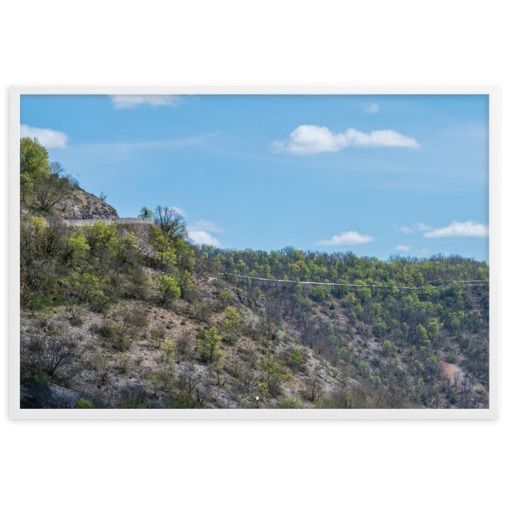 Photographie de 'Sécheresse', montrant un paysage d'Occitanie avec arbres verts et terre sèche, encadré pour une présentation élégante.