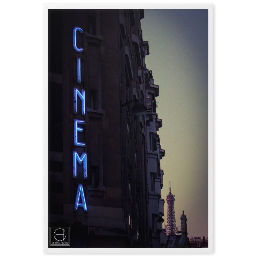 Vue nocturne de Paris avec une enseigne lumineuse 'Cinéma' au premier plan, et la majestueuse tour Eiffel en arrière-plan, œuvre signée par Hadrien Geraci.
