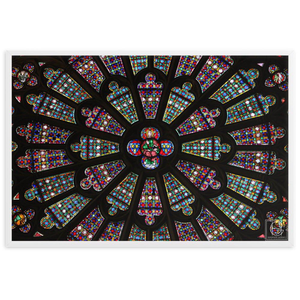 Image poignante des vitraux colorés d'une église, capturée par Hadrien Geraci, où la danse des lumières révèle une figure mystique, évoquant une scène quasi céleste.