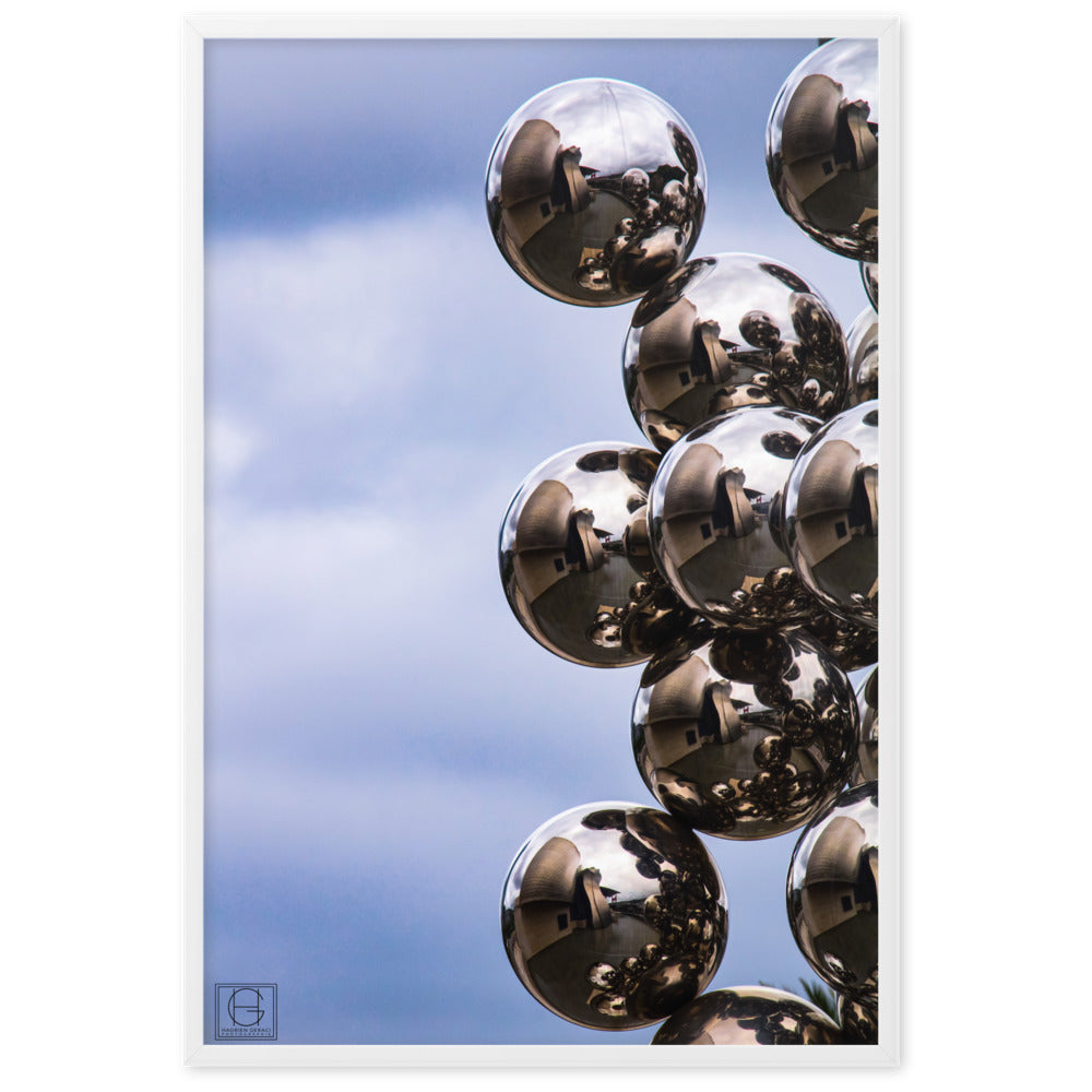 Photographie capturant l'œuvre fascinante 'Le Grand Arbre et l’œil' de Anish Kapoor devant le Musée Guggenheim Bilbao, où les sphères réfléchissantes en acier inoxydable créent un jeu de reflets captivants, photographié par Hadrien Geraci.