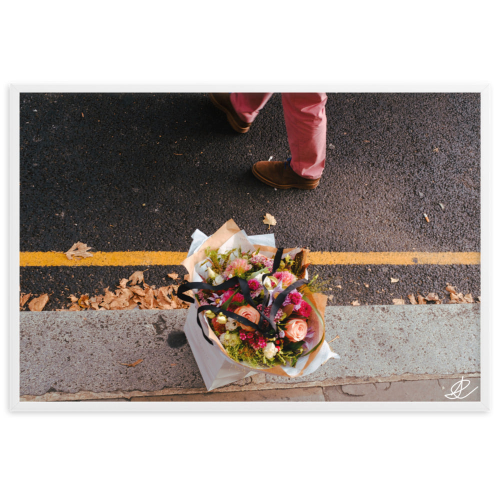 Photographie 'Abandon' par Ilan Shoham, capturant un sac à fleurs sur le trottoir animé de Londres, symbolisant la beauté éphémère des moments simples au milieu de l'agitation urbaine.