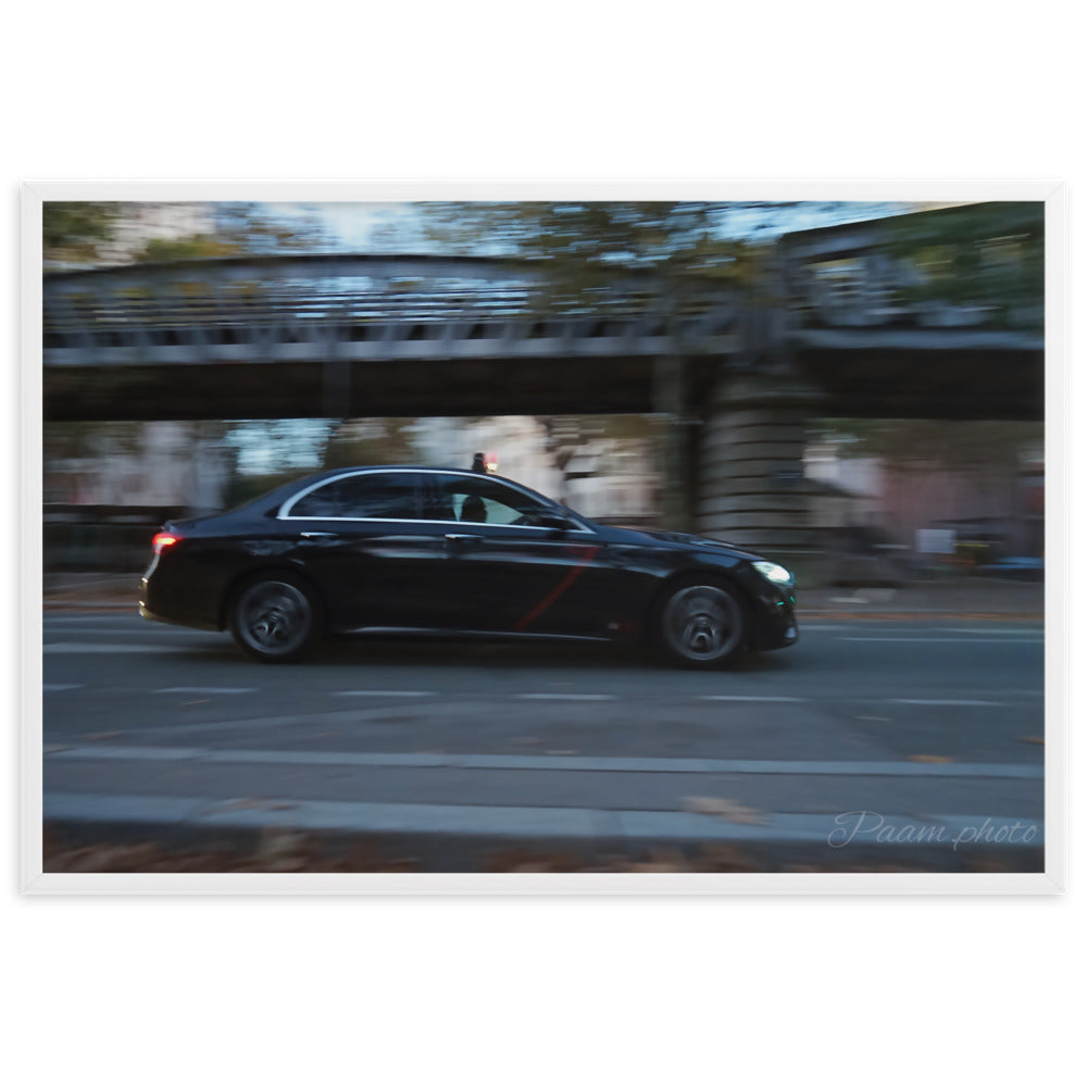 Photographie 'Taxi Parisien' par Pamm.Photo, représentant un taxi Mercedes en mouvement rapide sous les voies aériennes du métro parisien, illustrant la vitesse et l'effervescence de la ville lumière.