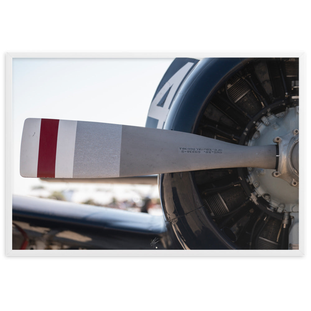 Photographie détaillée de l'hélice du T-28, F-AYBA, par Yann Peccard, encadrée avec élégance, reflétant la robustesse et l'histoire aéronautique.