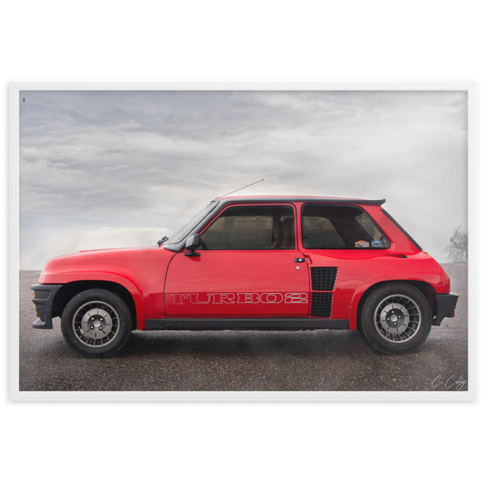 Photographie encadrée 'GT Turbo' par Charles Coley, mettant en vedette une magnifique Renault 5 GT TURBO rouge dans une impression de qualité musée.