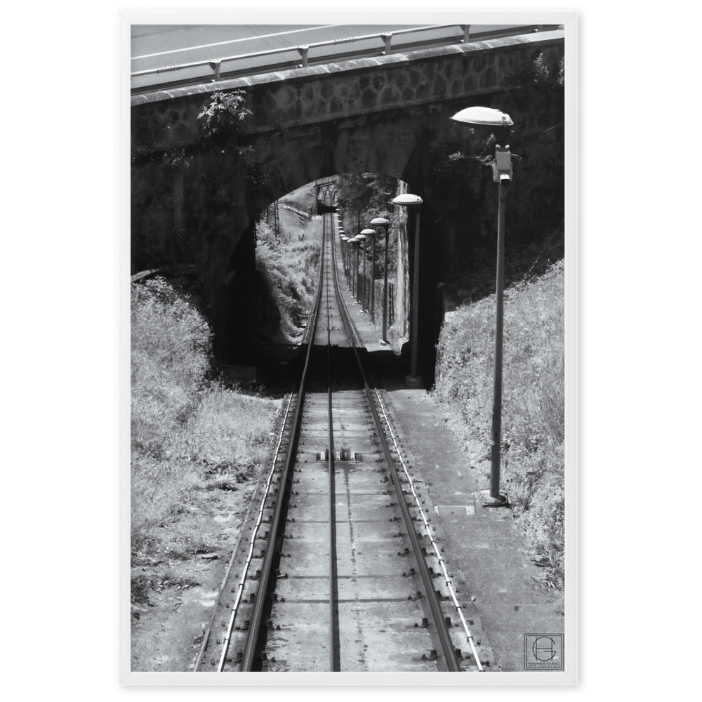 Photographie encadrée 'La Descente' par Hadrien Geraci, montrant une vue plongeante sur les rails du funiculaire Artxanda, impression de qualité musée sur papier mat épais.