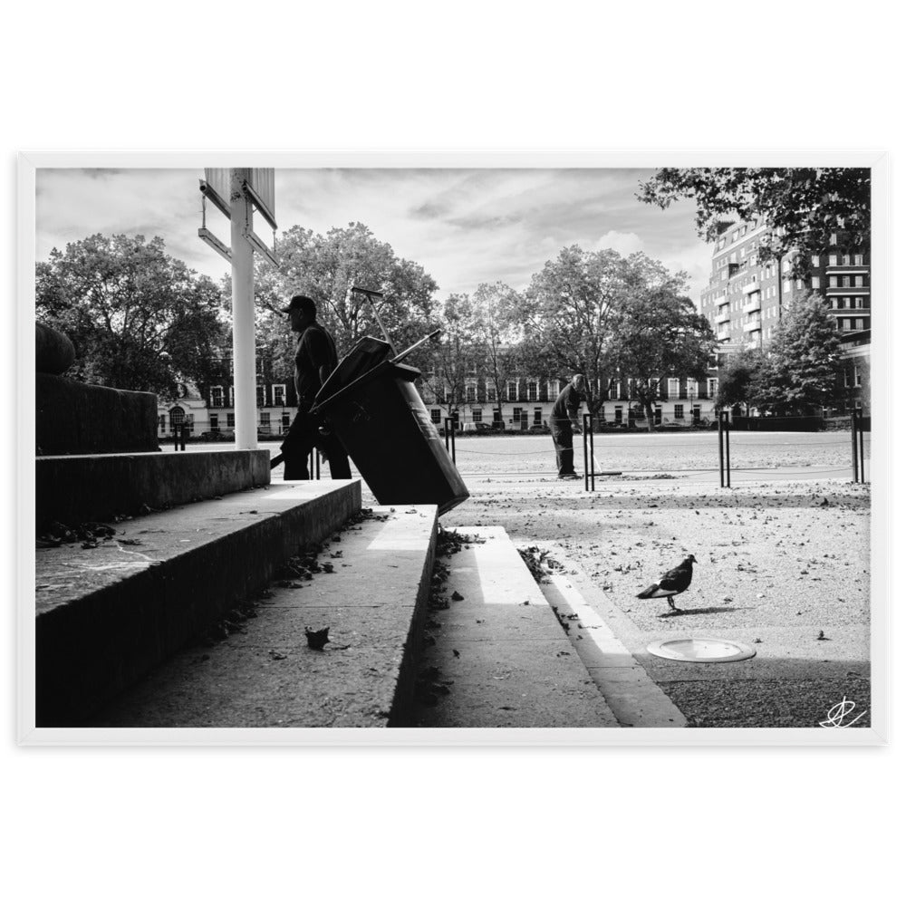 Photographie 'Entretien' par Ilan Shoham, mettant en scène une rue londonienne à travers trois plans – des marches d'escalier, un pigeon solitaire, et un homme faisant de l'entretien – offrant une perspective éloquente et tranquille sur la vie urbaine quotidienne, et apportant une narration visuelle subtile à votre espace.
