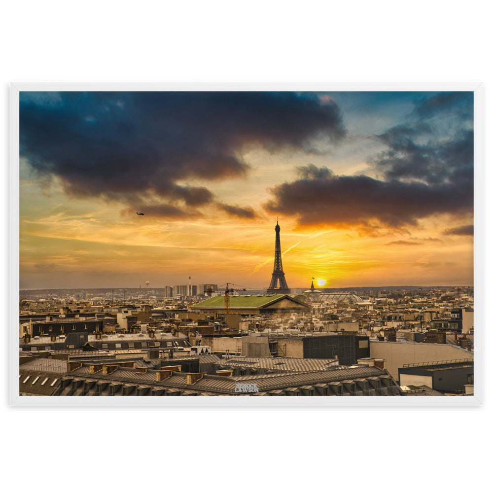 Image impressionnante d'un coucher de soleil sur Paris avec la Tour Eiffel en silhouette, une œuvre de Henock Lawson, parfaite pour capturer l'essence de la capitale française.