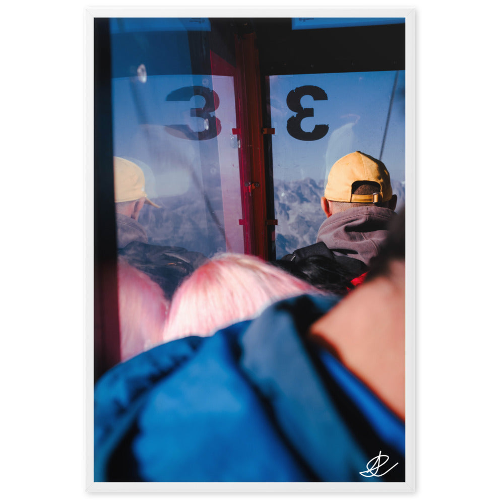 Image captivante vue à travers la fenêtre d'un téléphérique, une œuvre de Ilan Shoham, parfaite pour évoquer le mystère et l'anticipation des aventures en altitude.