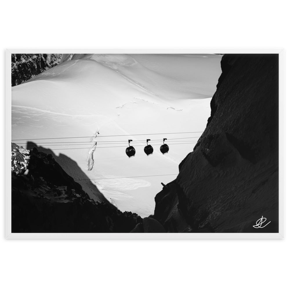 Image captivante des trois funiculaires en style vintage par Ilan Shoham, parfaite pour illustrer l'élégance et la nostalgie des voyages en montagne.