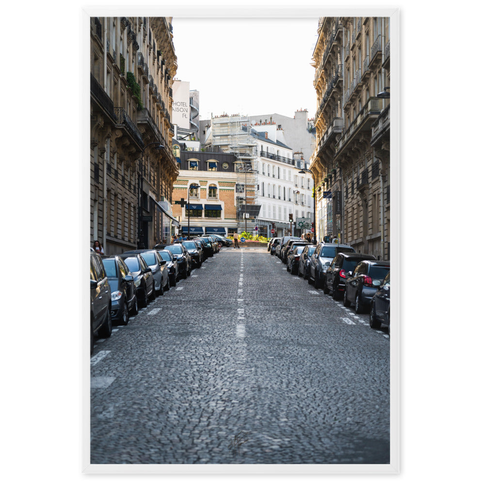 Photographie de la Rue Marietta Alboni à Paris, par Yann Peccard, illustrant une rue pavée typiquement parisienne avec des immeubles haussmanniens.