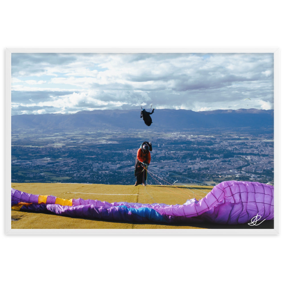 Image du poster "Préparation pour l'envol", une œuvre de Ilan Shoham, offrant une perspective unique entre terre et ciel dans l'aventure du parapente.