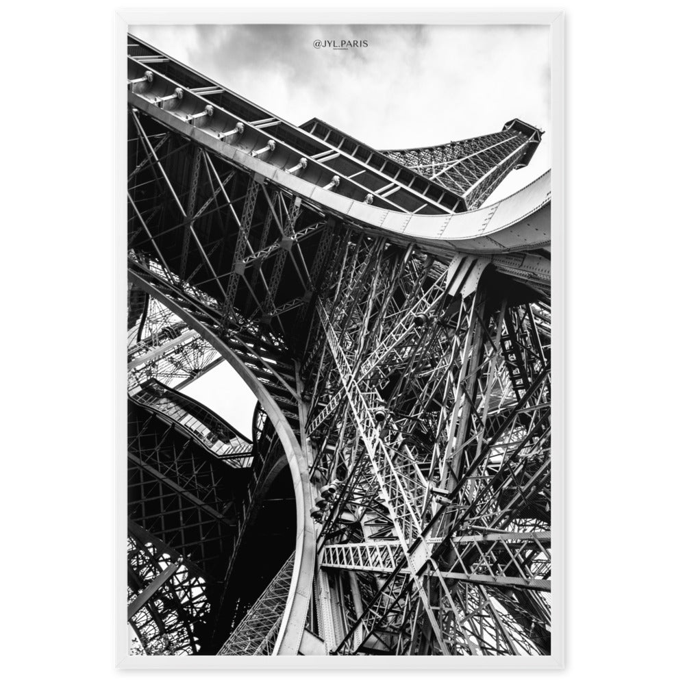 Image du poster "Entrejambe", une œuvre de JYL.PARIS, offrant une perspective unique de la structure de la Tour Eiffel en noir et blanc.