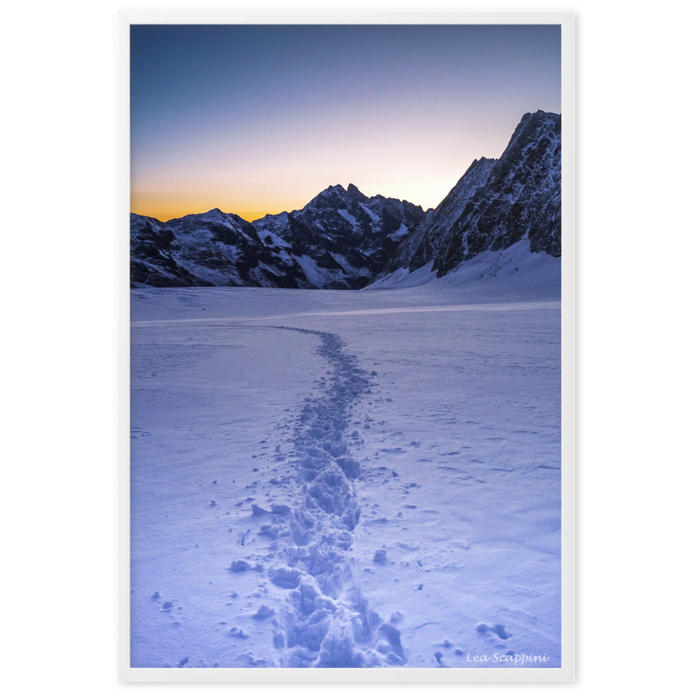 Poster "Glacier Blanc" de Léa Scappini, montrant l'aube éclairant les sommets enneigés avec une trace de pas dans la neige.